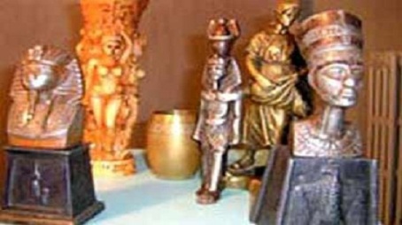 مصر تتسلم 3 قطع فرعونية مهربة 