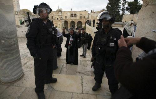 إصابة 12 مقدسيا خلال مواجهات مع الاحتلال في حي رأس العمود جنوبي الأقصى