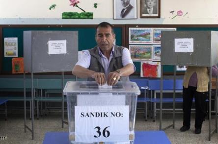 القبارصة الأتراك يقترعون بجولة الإعادة لانتخاب رئيس جديد