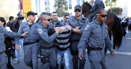 الاحتلال يعتقل مقدسيا ويؤجا محاكمة 8 آخرين