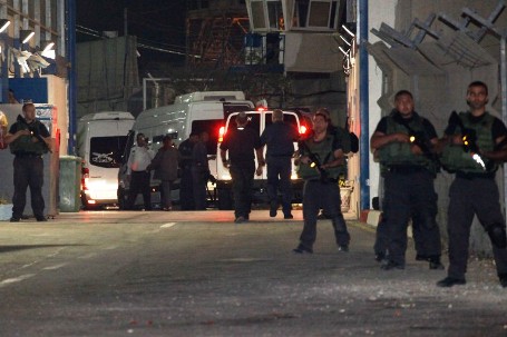 الاحتلال ينفذ عمليات نقل لبعض الاسرى من 