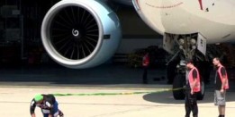 بالفيديو: في النمسا رجل يسحب طائرة جامبو تزن 142 طناً