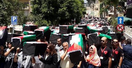 مسيرة نعوش في رام الله تضامنا مع غزة 