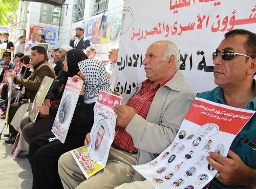  اعتصام لأهالي الأسرى ضمن فعاليات يوم الأسير الفلسطيني في البيرة