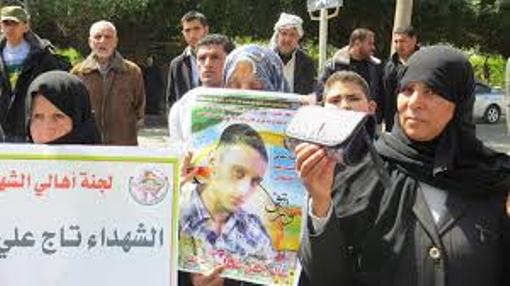 اعتصام لأهالي شهداء غزة لصرف الرواتب المتأخرة