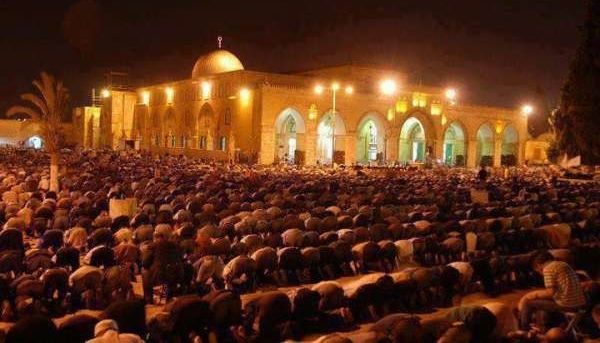 مستوطنات متخفيات بزي إسلامي يحاولن اقتحام الأقصى