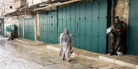 فلسطين المحتلة.. الاحتلال يغلق محال تجارية