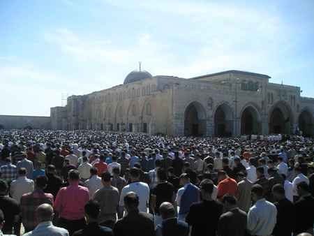 190 مواطناً من غزة أدوا الصلاة في المسجد الأقصى