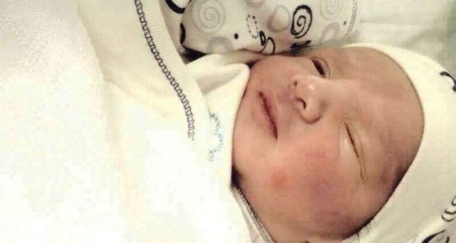 عائلة الشهيد محمد الفقيه ترزق بمولوده الوحيد