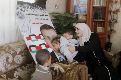 عائلة محمد القيق تناشد الشعب الفلسطيني النزول إلى الشوارع نصرة له