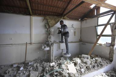 الاحتلال يجبر عائلة الرجبي على هدم منزلها في بيت حنينا بالقدس