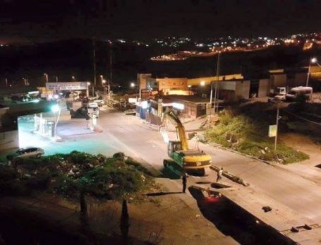 القدس... الاحتلال يهدم محطة وقود في حزما