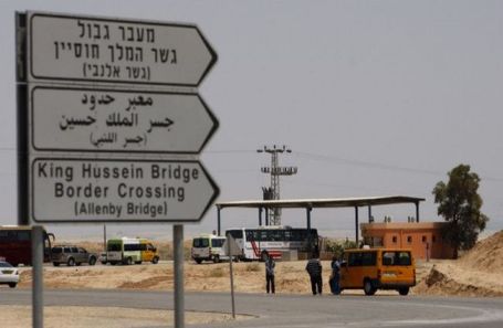 أريحا.. الاحتلال يمنع 10 مواطنين من السفر عبر الكرامة