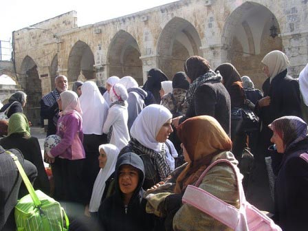 الإعلام: حظر المرابطين في الأقصى مقدمة لتسريع خطوات تهويده