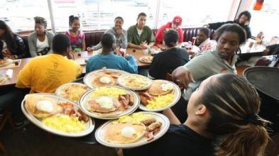 مطاعم في أميركا تمنع دخول الزبائن بالسلاح