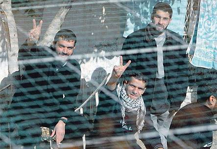أسيران يدخلان أعواما جديدة في معتقلات الاحتلال