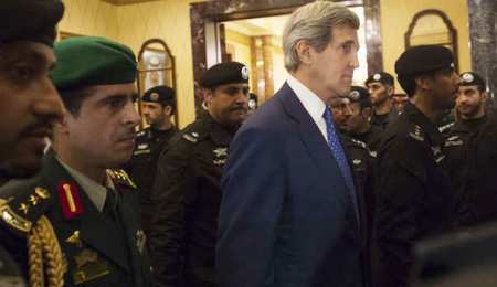 كيري يجري مباحثات في السعودية