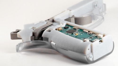 مسدس ذكي لا يعمل إلا ببصمة الإصبع