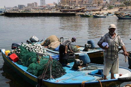 إصابة صياد بعد مهاجمة زوارق الاحتلال مركبه في بحر غزة