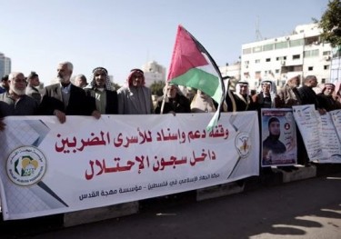 وقفة تضامنية بمخيم الجلزون مع الأسرى المضربين عن الطعام