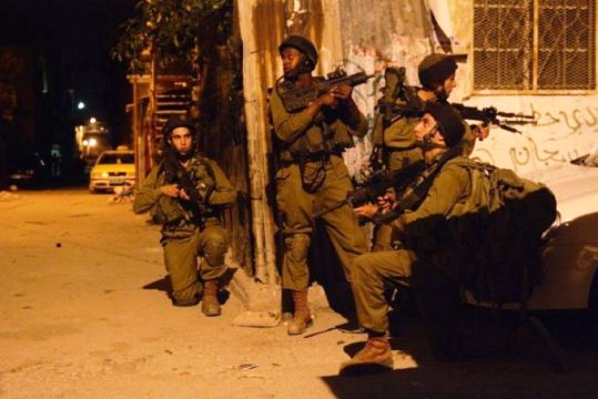 محدث.. قوات الاحتلال تعتقل 8 فلسطينيين في الضفة