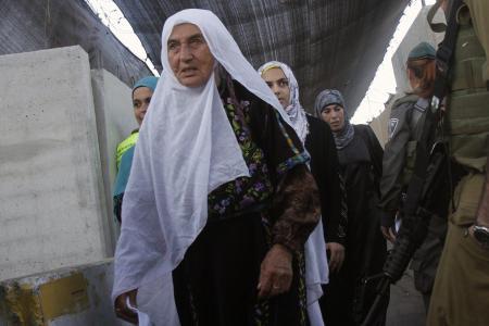 الاحتلال يعتقل مسنة فلسطينية بمخيم طولكرم