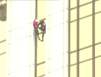  بالفيديو: الرجل العنكبوت الفرنسي يتسلق فندقاً ارتفاعه 153 مترا