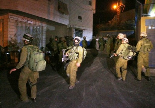 قوات الاحتلال تعتقل 22 فلسطينياً بحجة البحث عن منفذي عملية الخليل