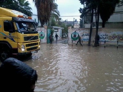 مياه الأمطار الغزيرة تغمر طرقا ومنازل في قطاع غزة