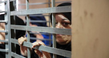 الاحتلال يمدد اعتقال أسيرتين من الخليل