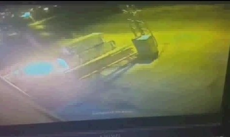 فيديو.. جنود الاحتلال تعمدوا إضرام النار بمخزن أخشاب في نابلس