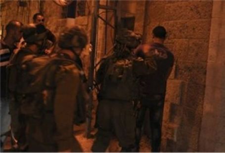 الخليل... الاحتلال بعتقل 6 اشخاص بينهم اطفال