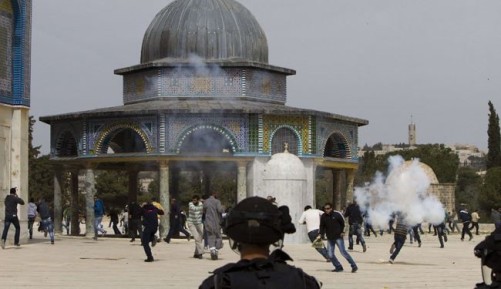 إصابة أكثر من 20 فلسطينيا في مواجهات مع الاحتلال بالأقصى المبارك