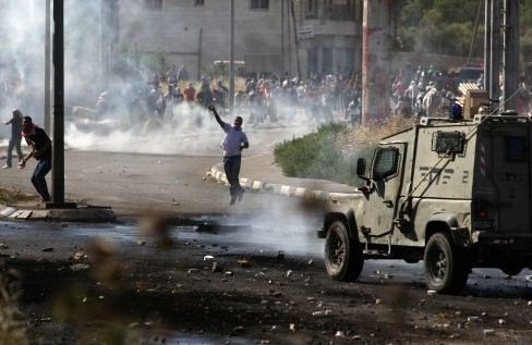 إصابات خلال مواجهات مع قوات الاحتلال في بيت أمر بالخليل