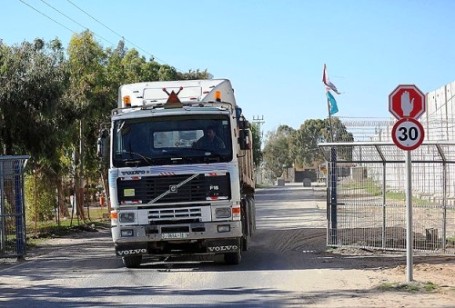 مساعدات ومواد بناء الى القطاع