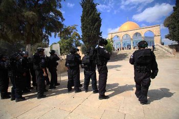الاحتلال يعتقل مواطنة وموظفا في الأقصى