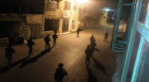 بالأسماء... قوات الاحتلال تعتقل 13 مواطنا في الضفة المحتلة