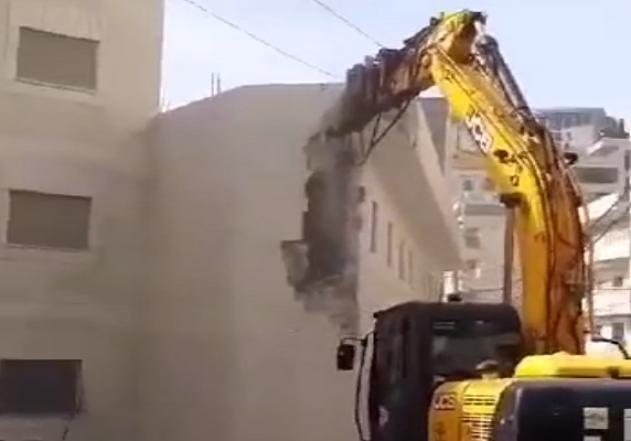 مقدسي يهدم منزله.png-63ad8438-2eb8-405f-804a-265e5b3f7916.png