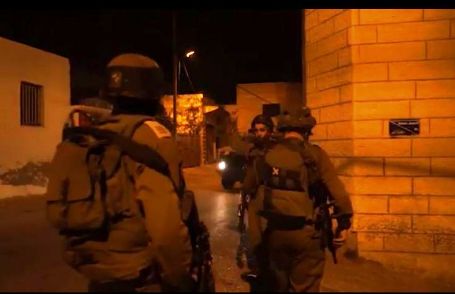 الاحتلال يعتقل 14 مواطنا من الضفة والقدس