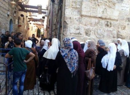 اعتصام لمقدسيات أمام المسجد الأقصى