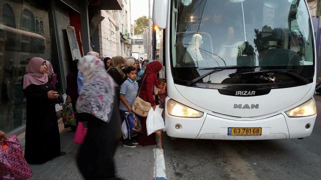 أهالي أسرى القدس يتوجهون لزيارة أبنائهم على نفقتهم الخاصة