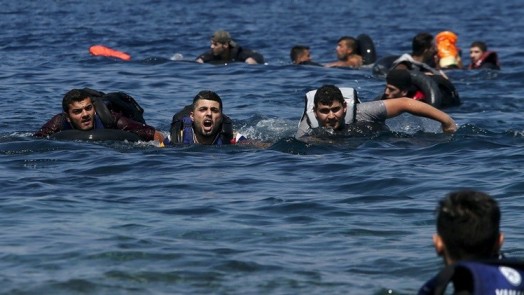 غرق 5 لاجئين بينهم طفل في بحر إيجة