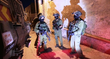 القدس.. الاحتلال يقتحم شركة ألبان ويدمر محتوياتها