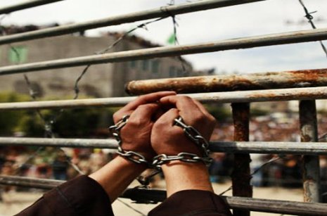 انتهاكات الاحتلال بحق الأسرى خلال شهر نيسان
