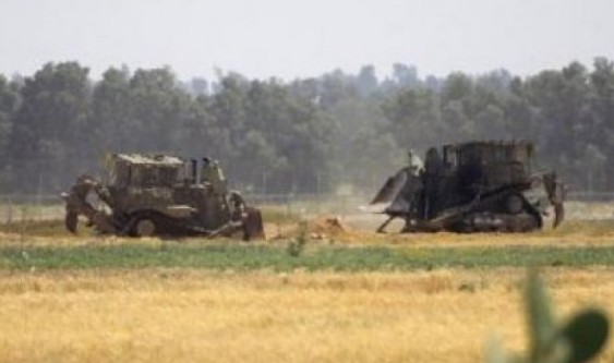 محدث.. الاحتلال يطلق النار تجاه المزارعين ويجرف أراض شرق غزة