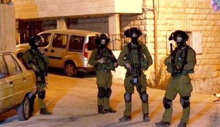 الاحتلال يدهم منازل في الخليل والقدس ويعتقل 4 شبان