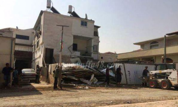 الاحتلال يهدم منزلاً في اللد ويخطر بآخر في يطا