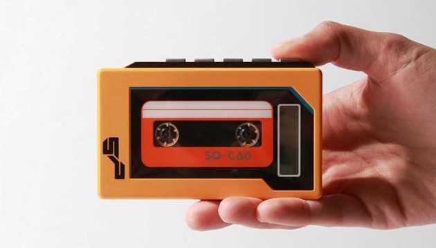 أشخاص متعلقون بأجهزتهم القديمة في أميركا