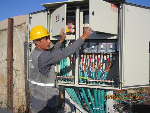 تعليق العمل في شركة كهرباء الشمال بنابلس 