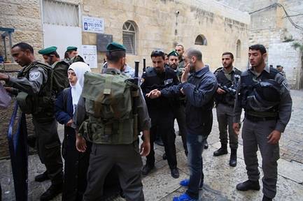 إبعاد شابين عن باب العامود في القدس المحتلة